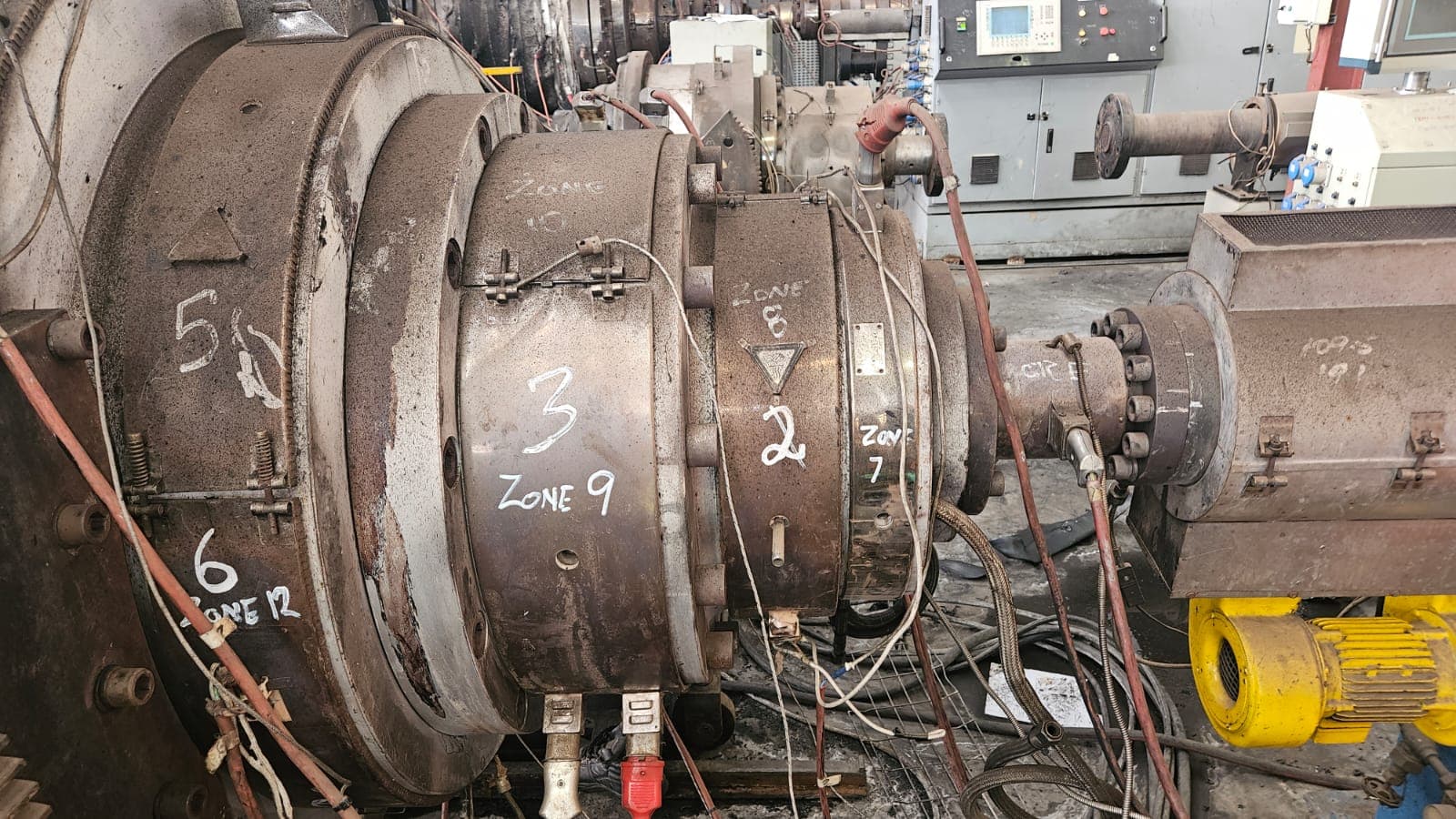 Zone-controlled extruder barrel with heating zones labelled